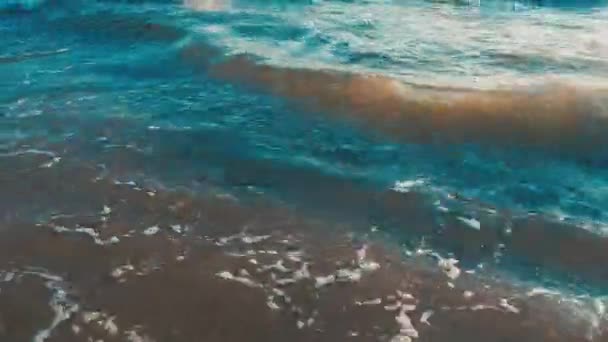 Όμορφη Τροπική Παραλία Πλάνα Εκπληκτική Αμμώδης Ακτογραμμή Λευκά Γαλαζοπράσινα Κύματα — Αρχείο Βίντεο