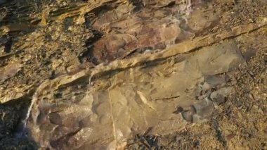 Flysch, çoğunlukla klasikleşmiş deniz tortulu bir kaya serisidir. Litolojik katmanların değişmesi. Bir kayadan akan su ya da kanalizasyon akıntısı. Kafkas Dağları.