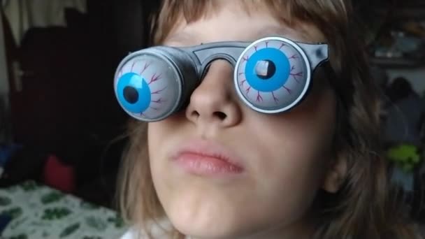 9살짜리 코카서스 소녀가 눈알로 안경을 있었습니다 아이는 할로윈을 준비하고 무서운 — 비디오