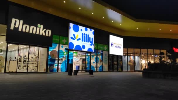 Sremska Mitrovica Servië Stopshop Winkelcentrum Glazen Deuren Ramen Mensen Lopen — Stockvideo