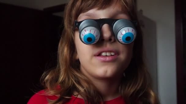 Ein Jähriges Kaukasisches Mädchen Trägt Eine Brille Mit Augäpfeln Die — Stockvideo
