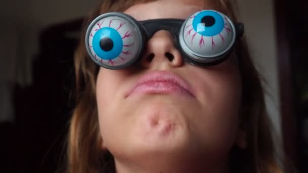 Letnia Biała Dziewczyna Okularach Gałkami Ocznymi Wypadającymi Sprężyny Dziecko Przygotowuje — Wideo stockowe