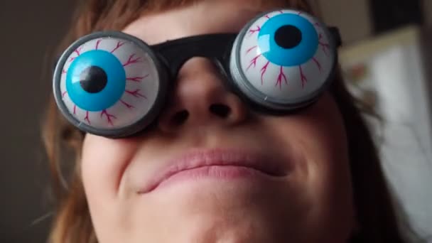 Девятилетняя Белая Девочка Очках Вываливающимися Пружины Глазами Ребенок Готовится Хэллоуину — стоковое видео