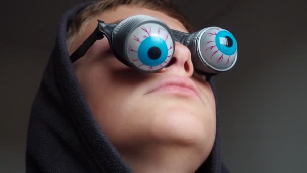 Menino Caucasiano Anos Usando Óculos Com Globos Oculares Caindo Nas — Vídeo de Stock