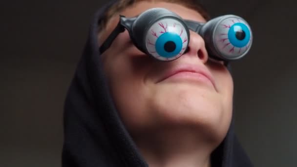 Летний Белый Мальчик Очках Выпадающими Глазами Пружинах Ребенок Готовится Хэллоуину — стоковое видео