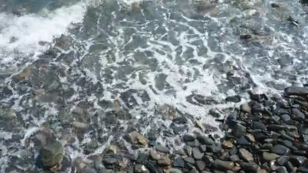 Hullámzó Kavicsok Tengeren Tengeri Óceán Partján Hullámok Összeomlanak Hullámok Hullanak — Stock videók