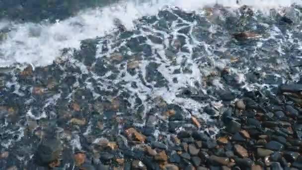 Ocean Waves Crush Pebble Rocks Beach Sea Waves Crashing Shore — Stock Video
