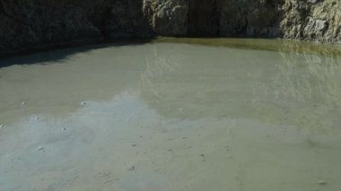 Çamur volkanı, çamur, çamur, çamur, su ve gazların püskürmesiyle oluşmuş bir toprak parçasıdır. Çeşitli jeolojik süreçler. Tedavi edici kilin yüzeyinde hava veya gaz kabarcıkları patlıyor. Temryuk.