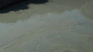 Çamur volkanı, çamur, çamur, çamur, su ve gazların püskürmesiyle oluşmuş bir toprak parçasıdır. Çeşitli jeolojik süreçler. Tedavi edici kilin yüzeyinde hava veya gaz kabarcıkları patlıyor. Temryuk.