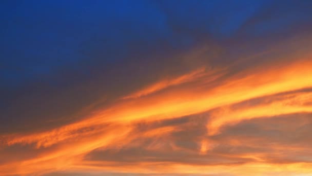 黄色いオレンジ色の青い日没の雲 黄色の柔らかく暖かい色合いが穏やかで平和な雰囲気を演出しています 太陽を設定する優しい光線が地平線を描きます 美しいタイムトラブル 天気予報 — ストック動画