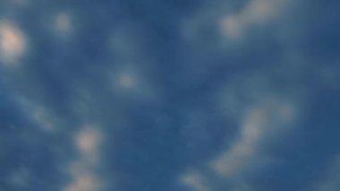 Kabarık bulutların hareket etme süresi, Altocumulus translucidus. Mavi gökyüzünde dolaşan pamuk gibi görünen bulutlar. Mavi gökyüzü arka planına sahip beyaz odaklı bulutların 4k zaman atlaması.