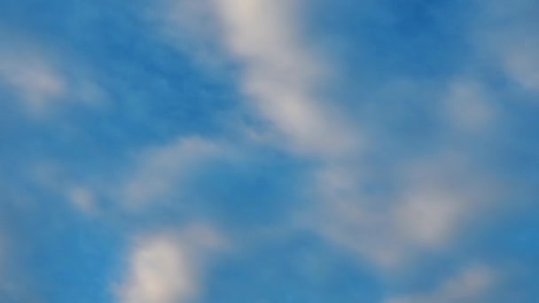 パフの雲を転がすタイムラウンド アルカルトゥルクス 青空を横切る綿のウールのように見える雲 青空の背景を持つ白色偏光雲の4Kタイムラプス — ストック動画