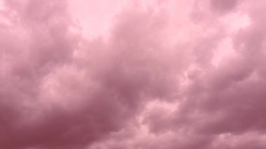 Pembe bulutların huzurlu ve büyüleyici görüntüsü. Hassas bir renk tonuyla atmosferi sükunetle boyuyor. Rüya gibi bir manzara. Günbatımında ya da gün doğumunda. Ruhsal bulut. Pembe bulutlar zaman aşımı.