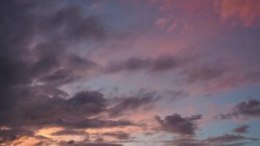 Pembe günbatımı, mor parıltı, sabah veya akşam şafak vakti meydana gelen ve atmosfere yayılmış ve kristallere birçok kez yansıyan nadir bir optik fenomendir. Zaman Uygulaması