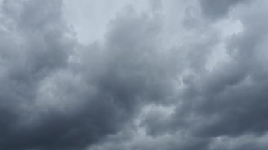 Gökyüzü ve gri bulutlar. Kabarık, siyah bulutlar. Kümülüs bulutları zaman aşımına uğrar. Sonbahar ya da kış gökyüzü zaman aşımı. Doğa hava tahmini. Yağmurlu bulutların arka planı. Bulut dramatik hızlı video fırtınası