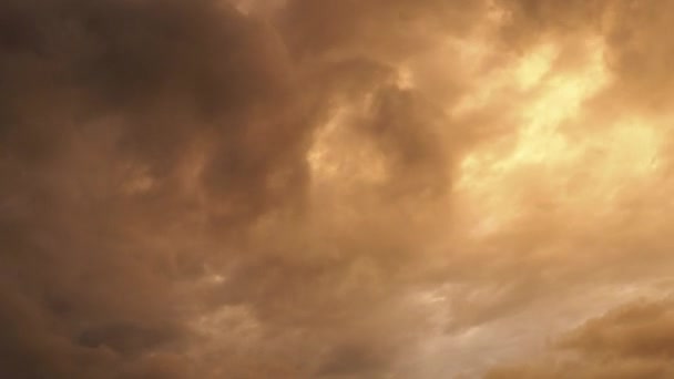 日当たりの良い黄色 オレンジ色の光沢のある雲 絶えず変化する大気の色 希望と回復力の色を刺激する タイムラウンド 強い風がすぐに雲を運ぶ — ストック動画