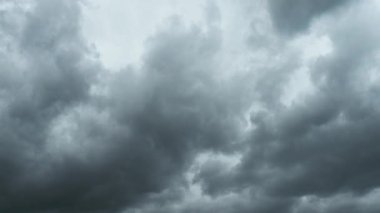 Gri bulutlar. Kabarık, siyah bulutlar. Kümülüs bulutları zaman aşımına uğrar. Sonbahar ya da kış gökyüzü zaman aşımı. Doğa hava tahmini. Yağmurlu bulutların arka planı. Bulut dramatik fırtına. Kasırga Geçidi.