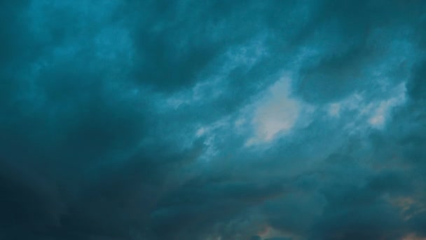 暗い青い雲は晴れた黄色の輝く影に変わり そして魅惑的な赤い色に進化する 絶え間ない空の色 希望と回復力の色を刺激する タイムトラフィック — ストック動画