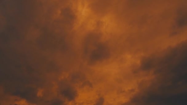 日当たりの良い黄色 赤とオレンジの輝く色の雲 大気の暖かい色 希望と回復力の色を刺激する タイムラウンド 強い風はすぐに雲を運んでいる サンセット — ストック動画