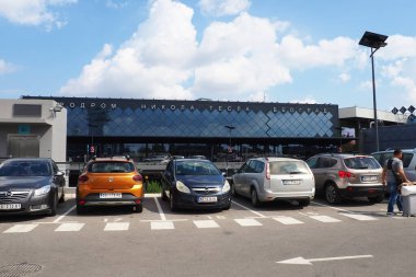 Belgrad, Sırbistan 09.17.2023 Nikola Tesla Uluslararası Surcin Havaalanı. Yeni havaalanı binaları. Uçakla uçan yolcu trafiğini arttır. Arabalar, insanlar, otobüs durağı, park yeri. Cam havaalanı duvarları.