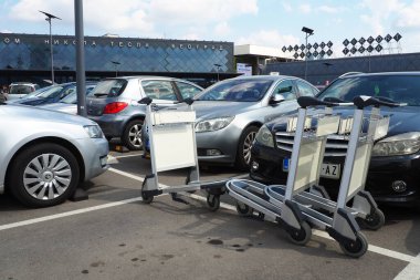 Belgrad, Sırbistan 09.17.2023 Nikola Tesla Uluslararası Surcin Havaalanı. Yeni havaalanı binaları. Uçakla uçan yolcu trafiğini arttır. Arabalar, insanlar, otobüs durağı, park yeri. Cam havaalanı duvarları.