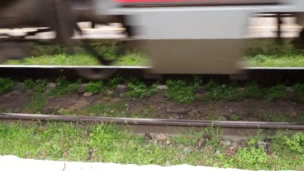 Goederentrein Rijdt Snel Spoorwegen Wagens Dwarsliggers Rails Vervoer Industrie Een — Stockvideo