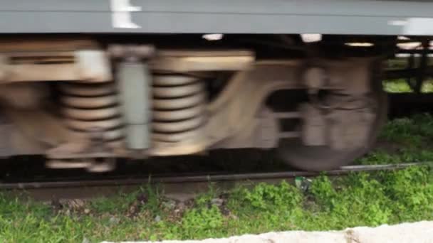 Passagerartåget Rusar Snabbt Järnvägar Godsvagnar Sliprar Och Räls Transportindustrin Ett — Stockvideo