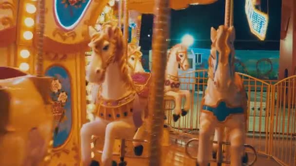 Een Carrousel Carrousel Draaimolen Rotonde Hurdy Goeroe Een Attractie Rit — Stockvideo