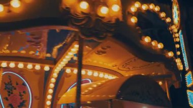 Atlıkarınca ya da atlı karınca, atlı karınca, atlı karınca, dönme dolambaçlı ya da hurdy-gurdy, biniciler için at koltuğu olan dairesel bir platformdan oluşan eğlenceli bir yolculuktur. Klasik karnavalın renkli yanıp sönen ışığı