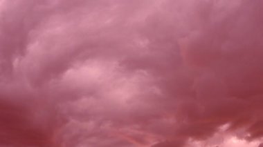 Pembe bulutların huzurlu ve büyüleyici görüntüsü. Hassas bir renk tonuyla atmosferi sükunetle boyuyor. Rüya gibi bir manzara. Günbatımında ya da gün doğumunda. Ruhsal bulut. Pembe bulutlar zaman aşımı.