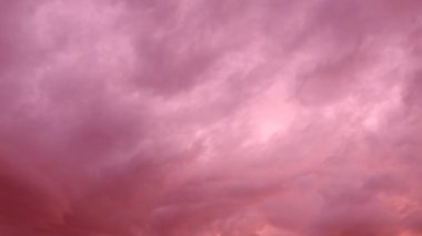 Pembe bulutlar. Hassas bir renk tonuyla atmosferi sükunetle boyuyor. Rüya gibi bir manzara. Günbatımında ya da gün doğumunda. Ruhsal bulut. Pembe bulutlar zaman aşımı.