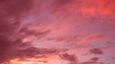 Pembe günbatımı, mor parıltı, sabah veya akşam şafak vakti meydana gelen ve atmosfere yayılmış ve kristallere birçok kez yansıyan nadir bir optik fenomendir. Zaman Uygulaması