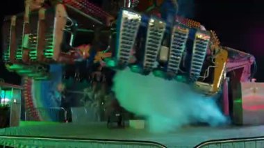 Heyecanlı bir yolculuk olacak. İki boyutlu atlıkarınca eylemsiz dönüş. Geceleyin bir lunapark. Döner kavşak, atlı karınca. Yüksek adrenalinle tehlikeli bir eğlence.