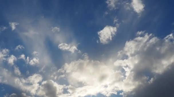 Lindas Nuvens Céu Efeito Luz Volumétrica Raios Solares Estão Escondidos — Vídeo de Stock