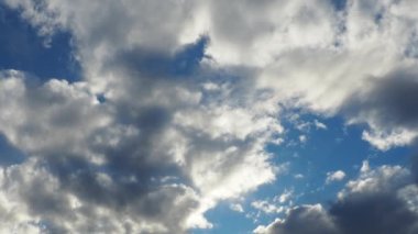 Gökyüzünde güzel kış bulutları. Ses ötesi ışık efekti. Güneş ışınları yaklaşan kara bulutların arkasında gizlidir. Kümülüs bulutları. Atmosferde muhafaza. İklim ve hava.