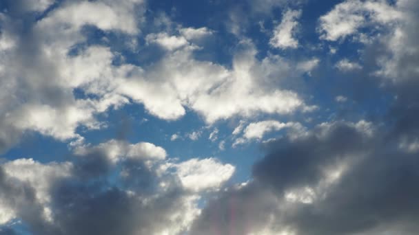 空に美しい冬の雲 ボリュームライト効果 太陽光線は 近づいている闇の雲の後ろに隠されています カンクルス雲 大気中のコンベンション 気候と天気 — ストック動画