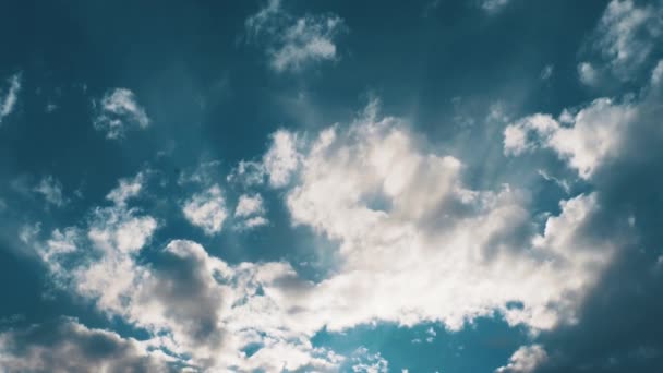 Godrays 天空中美丽的神的云 体积光效应 阳光隐藏在即将到来的乌云后面 积雨云 大气中的对流 气候和天气预报 — 图库视频影像
