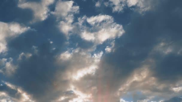 ゴドレイス 空に美しい神聖な雲 ボリュームライト効果 暗い雲の後ろに隠された太陽 カンクルス雲 大気中のコンベンション 気候と天気予報 — ストック動画