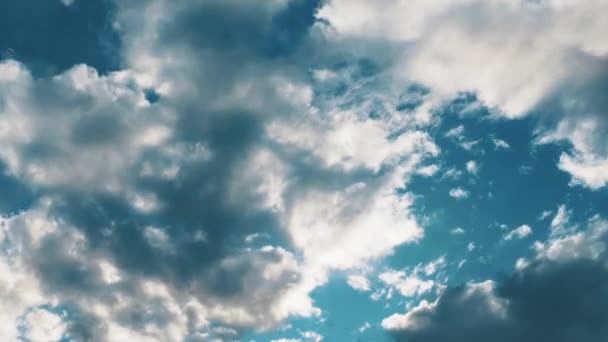 Godrays 天空中美丽的神的云 体积光效应 阳光被笼罩在即将到来的乌云后面 积雨云 大气中的对流 气候天气 时间流逝 — 图库视频影像