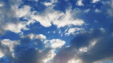 Godriler. Gökyüzünde güzel ilahi bulutlar. Ses ötesi ışık efekti. Güneş ışınları yaklaşan kara bulutların arkasında gizlidir. Kümülüs bulutları. Atmosferde muhafaza. İklim havası. Zaman aşımı.