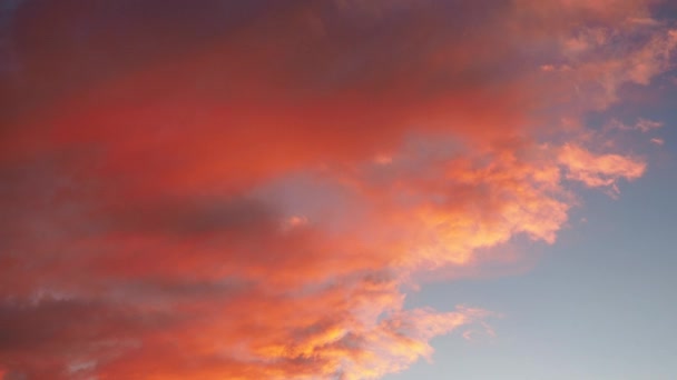 赤い雲のセレンと魅惑的な視界 デリケートなヒューは静けさの感覚で雰囲気を描いています 夢のようなパノラマ 日没や日の出の際の天気 イーサリアルクラウド ピンクの雲 リアルタイム — ストック動画