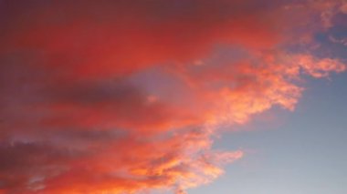 Pembe bulutların huzurlu ve büyüleyici görüntüsü. Hassas bir renk tonuyla atmosferi sükunetle boyuyor. Rüya gibi bir manzara. Gün batımında ya da gün doğumunda hava durumu. Ruhsal bulut. Pembe kırmızı bulutlar zamanı