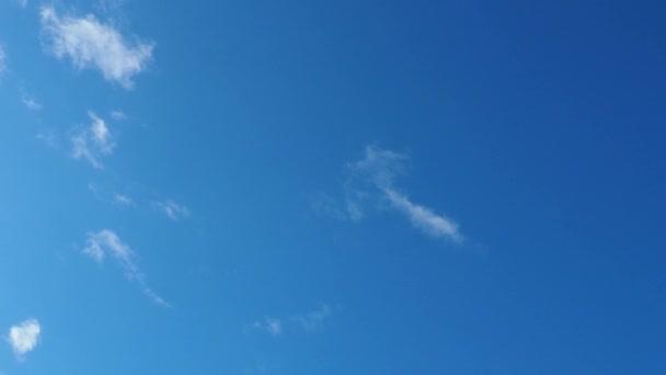 明るい雲の背景を持つ美しい青空の4Kタイムラプス ナチュラルな夏の空 デリケートなヒューは静けさの感覚で雰囲気を描いています 天気の日 イーサリアルクラウド 旅行について — ストック動画