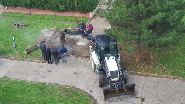 Σρέμσκα Μιτρόβιτσα Σερβία Εργαζόμενοι Τρακτέρ Κουβά Σκάβουν Χώμα Συντρίβουν Άσφαλτο — Αρχείο Βίντεο