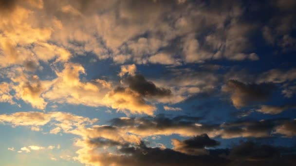日落或日出时的天气 黄云缓慢运动 美丽的夜晚和蓝色的天空 体积光效应 积雨云 气候预测 云彩快速掠过天空 — 图库视频影像