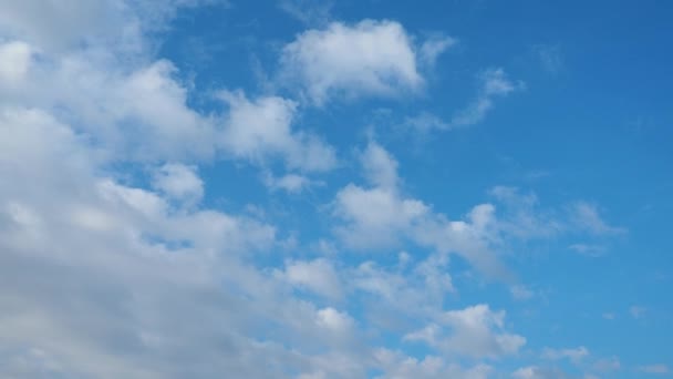 明るい雲の背景を持つ美しい青空の4Kタイムラプス ナチュラルな夏の空 デリケートなヒューは静けさの感覚で雰囲気を描いています 天気タイムラプスデー イーサリアルクラウド アヴィア トラベル — ストック動画
