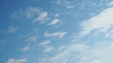 Arkaplanı açık bulutlu güzel mavi gökyüzünün 4K zaman atlaması. Doğal sonbahar gökyüzü. Hassas bir renk tonuyla atmosferi sükunetle boyuyor. Hava güneşli. Ruhsal bulut. Hava yolculuğu