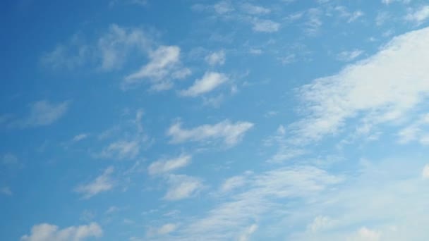 明るい雲の背景を持つ美しい青い空の4K時間の消失 自然の秋の空 デリケートなヒューは静けさの感覚で雰囲気を描いています 晴れた日 航空旅行について 天気予報 — ストック動画