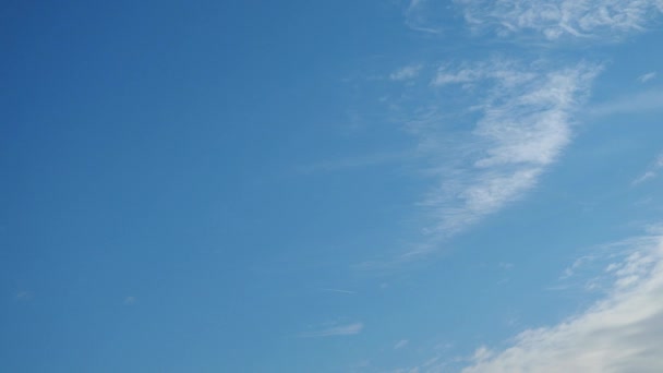 明るい雲の背景を持つ美しい青空 自然の秋の空 デリケートなヒューは静けさの感覚で雰囲気を描いています 晴れた日の旅行 天気予報 リアルタイム スローモーション — ストック動画