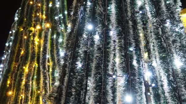 Gümüş Beyaz Sarı Dalında Altın Yanan Ampullerle Yeni Yıl Ağacı — Stok video